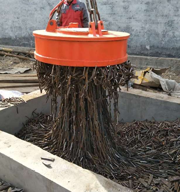 強力電磁吸盤作業中 強力電磁吸盤作業中
